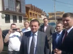 Видео: Владелец самостроя в Сочи нагло признался в мошенничестве Пахомову и Алексеенко