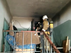  Тушение крупного пожара в Краснодаре осложнил захламленный подъезд