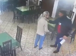 На Кубани нападение депутата «Единой России» на официантку попало на видео