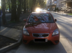 В Краснодаре за неправильную парковку машину забросали бревнами