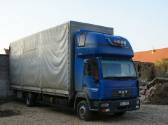 Грузовик раздавил торговые павильоны в Туапсинском районе: видео