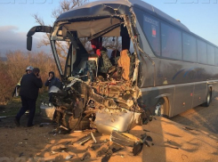«Неоплан» из Кисловодска в Сочи врезался в «КамАЗ»: погиб водитель автобуса