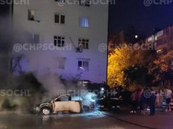 В Сочи ночью неизвестные сожгли автомобиль