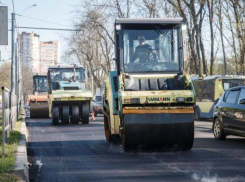 На улице Колхозной в Краснодаре начали укладывать новый асфальт 