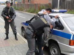 Пистолет и боеприпасы нашли в салоне автомобиля мужчины в Армавире