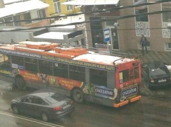 Троллейбус провалился колесом в яму в Краснодаре 