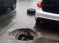  Потоп в Новороссийске: улицы под водой, в открытый люк угодила машина 