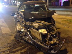 В Краснодаре предположительно пьяный водитель устроил аварию, пролетев на красный свет