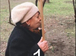 Активистка группы «Отряды Путина» расцеловала портрет президента на видео