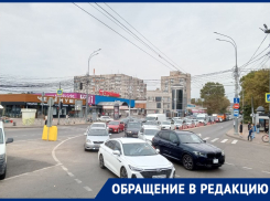 Наглые водители перекрывают путь трамваям в Краснодаре