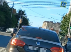 В Краснодаре парень на Volkswagen открыл стрельбу