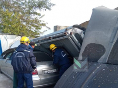 В Краснодаре на машины рухнула стена в хозяйственном корпусе 