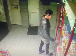 Ловкая цыганка украла огромный плазменный телевизор и попала на видео в Краснодаре 