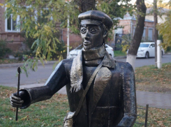 «Это же муж Аленки»: жители Ейска раскритиковали новую уродливую скульптуру