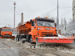 Второстепенные дороги Краснодара пообещали почистить от снега к утру 