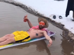 «Проблему решат за два дня или месяца»: в станице Ленинградской блогер открыл пляжный сезон в луже