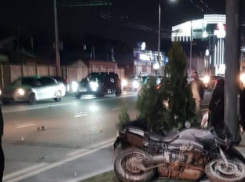 Два мотоцикла и легковушка столкнулись в Краснодаре: есть пострадавшие 