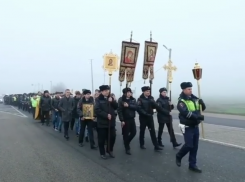 Сотрудники ГИБДД под Краснодаром с иконами пытались победить ДТП 