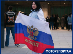 Фанаты с флагами и кричалками пришли посмотреть на победу сборной России в Краснодаре 