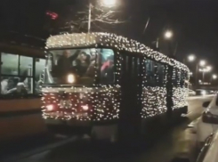 По Краснодару разъезжает светящийся в ночи трамвай