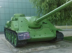 Гостей Краснодара удивила реклама на танках-памятниках в парке