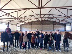 По инициативе депутата Анашкина для особенных детей провели сеанс иппотерапии