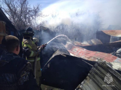 В Краснодарском крае спасатели три часа тушили полыхающие дома