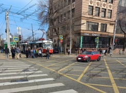 В центре Краснодара попавшее в ДТП авто заблокировало движение трамваев