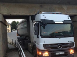 На Кубани водитель большегруза сломал мост, пытаясь проехать под ним 