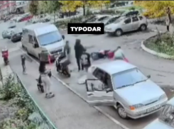 Избиение курьера после наезда на ребенка показали на всю Россию