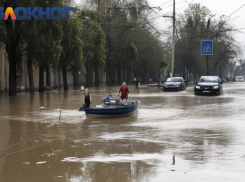 Люди на лодках по пояс в воде: нейросеть показала Краснодар во время «шторма века»