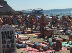  На пляже не протолкнуться: Курорты Краснодарского края до сих пор переполнены 