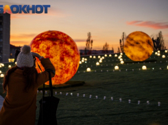 В парке Галицкого сняли на видео столпотворение туристов у «Парада планет»