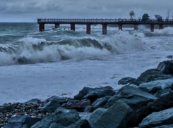 Шторм разрушил олимпийскую набережную в Сочи