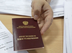 Государственным и муниципальным служащим повысили пенсионный возраст 