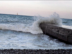 В Сочи мужчина свалился в море с волнореза