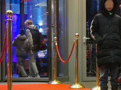 «Порезали лезвием бабушку»: на улице Красной Краснодара торгующие цветами дети нападают на туристов