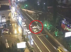 В Сочи водитель иномарки врезался в «замаскировавшийся» под мокрый асфальт автобус