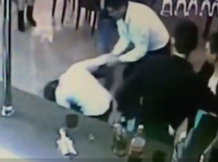 В Краснодаре драка двух посетительниц клуба на барной стойке попала на видео