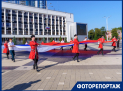 Российский флаг торжественно развернули и подняли в центре Краснодара