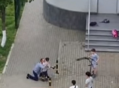 Раздает деньги и лезет обниматься: в Краснодаре на видео сняли пристававшего к детям мужчину