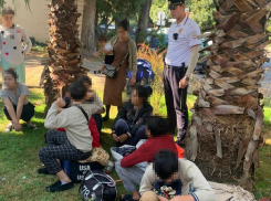 Семья из Краснодара с семью детьми вместо отеля поселилась под пальмой в Сочи