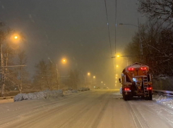 Почти 600 человек и 130 спецмашин убирают Краснодар от снега 