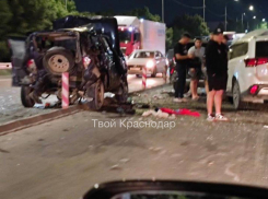 Под Новороссийском шесть машин столкнулись в жуткой аварии 