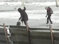 Женщина провалилась под лёд около школы под Краснодаром