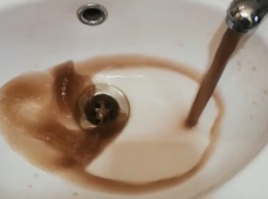  «Вода течет тоненькой струйкой и очень грязная», - мужчина о качестве воды в Краснодаре 