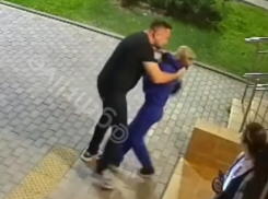 Мужчина жестко проучил 12-летнего мальчика во дворе ГМР