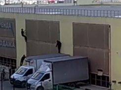 В Краснодаре дети ради развлечения забираются по чужим автомобилям на крышу парковки