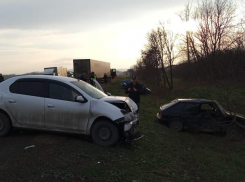 Под Краснодаром в массовой аварии столкнулись фура, эвакуатор и четыре авто