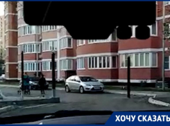 Краснодарцы обеспокоены возведением забора, который преградит путь детям до школы